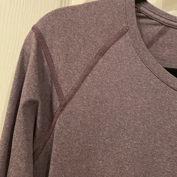 Long sleeve activewear T-shirt by Columbia in a soft purple color, Size medium - Picture 5 of 6
